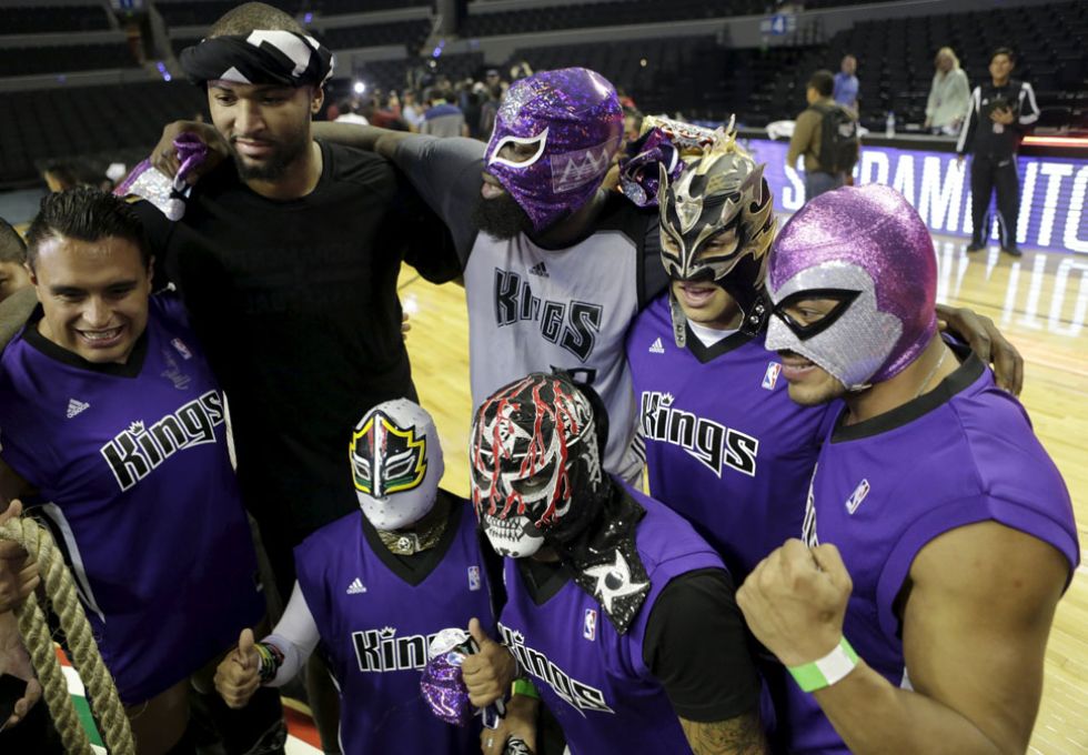Los jugadores de los Sacramento Kings con mscaras de lucha mejicana