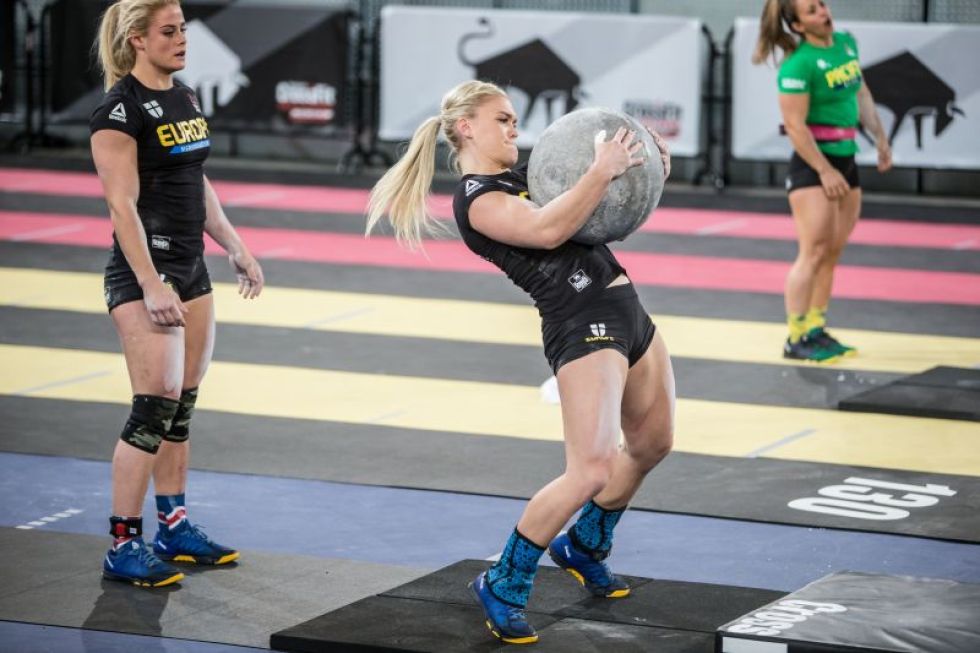 Una de las participantes del equipo de Europa levanta una piedra de varios kilos de peso durante la competicin.