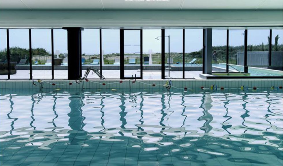 La seleccin espaola es hospedar en el hotel Atalante Relais Thalasso & Spa, ubicado en la isla de Saint-Martin-de-R y entre las ciudades de Nantes y Burdeos. El hotel cuenta con dos piscinas, gimnasio, zona de aguas termales, jacuzzi, bao turco, solarium, cinco salas de reuniones.