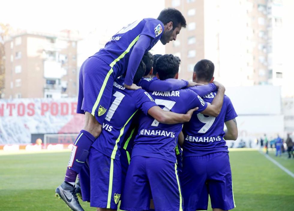 Los jugadores del Málaga celebrando la primera victoria fuera de casa de la temporada.