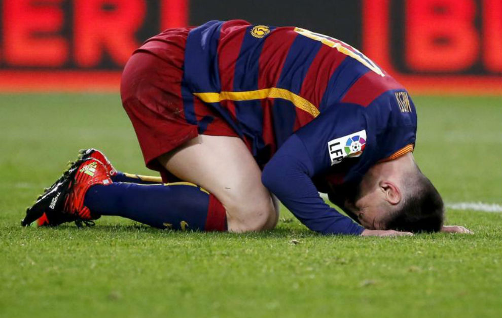 Messi se lamenta tras una acción durante el partido