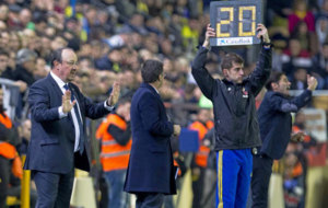 Bentez da instrucciones durante el partido en Villarreal
