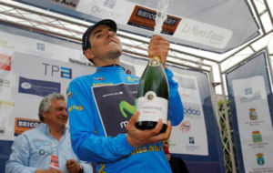 Igor Antn celebrando su triunfo en la Vuelta a Asturias de este...