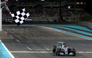 Rosberg llegando a meta en el Gran premio de Abu Dhabi de este ao