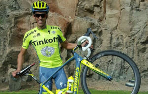 Alberto Contador posa con el nuevo maillot de competiicn del Tinkoff...