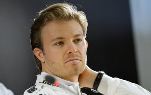 Nico Rosberg, pensativo durante un acto de Mercedes
