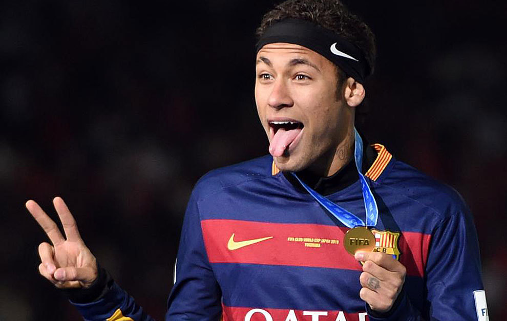 Neymar hace el smbolo de la victoria