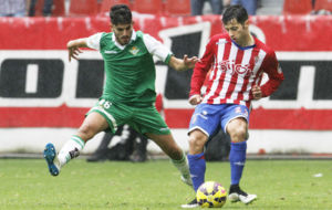 Dani Ceballos presiona a Jony durante un Sporting-Betis en El...