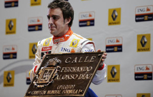 Fernando Alonso, con la placa de la que es la calle con su nombre en...