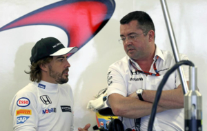 Eric Boullier conversa con Fernando Alonso en el Gran Premio de Rusia