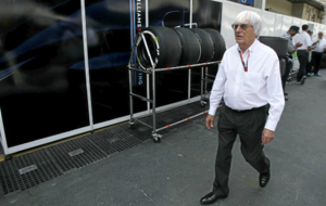 Bernie Ecclestone pasea por el paddock del Circuito de Interlagos