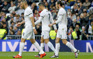 Benzema, Cristiano y Bale, tras marcar un gol ante el Rayo Vallecano.