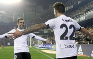 Paco Alccer y Santi Mina celebran un gol en Mestalla frente al...