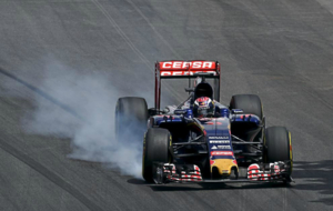 Max Verstappen apura una curva en el Circuito de Interlagos