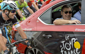 Eddy Merckx conversa con Mark Cavendish desde el coche de invitados...