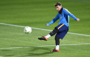 Messi golpea el baln en un entrenamiento