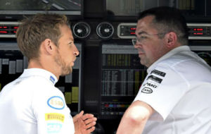 Boullier charla con Jenson Button en el muro, en un gran premio de...