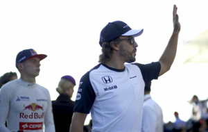 Fernando Alonso saluda a la grada en el Gran Premio de Abu Dhabi