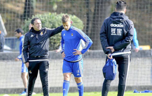 Eusebio da nimos a Sergio Canales en un entrenamiento del equipo...