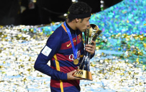 Neymar con el trofeo del Mundial de Clubes.