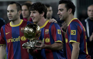 Xavi junto a Messi e Iniesta con el Baln de Oro de 2010.