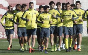Los jugadores del Villarreal se entrenan tras la vuelta de las...
