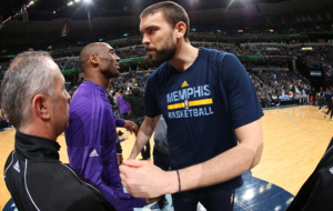 Marc Gasol saludando a Kobe Bryant en Memphis