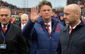 Louis van Gaal saluda a los aficionados del United tras caer por 2-0...