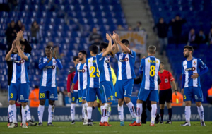 Los jugadores del Espanyol aplauden a la aficin tras la victoria...