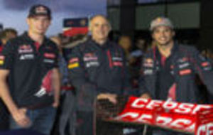 Verstappen, Tost y Sainz, posan juntos en un evento en Miln de...