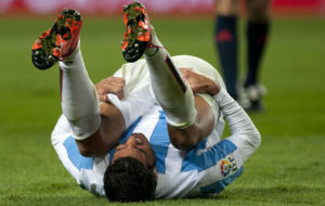 Miguel Torres se queja en el suelo de unas molestias durante el...