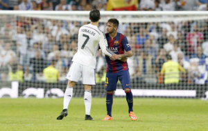 Cristiano y Neymar se saludan en un Madrid-Barcelona.