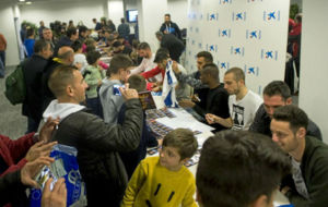Los aficionados del Espanyol, durante la jornada de firmas con los...