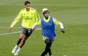 Varane e Isco, durante el entrenamiento.