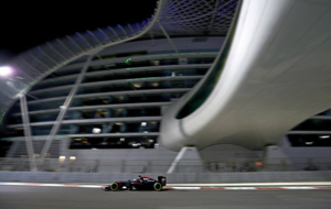 Fernando Alonso rueda en el Circuito de Yas Marina (GP Abu Dhabi)
