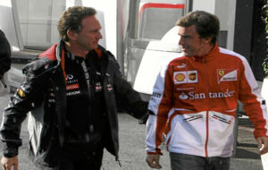 Horner charla con Alonso, durante el Gran Premio de Blgica de 2013...