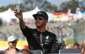 Hamilton se toma un 'selfie' en el Gran premio de Mxico