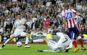 Chicharito dispara a portera en el partido Real Madrid-Atltico de...