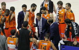 Pedro Martnez en un tiempo muerto del Valencia Basket