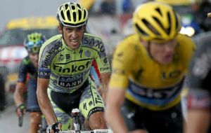 Alberto Contador sigue a Chris Froome en Plateau de Beille.