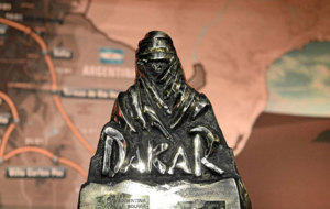 El trofeo del Rally Dakar espera campeones de la edicin de 2016