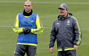 Pepe, en un entrenamiento del Madrid junto a Bentez