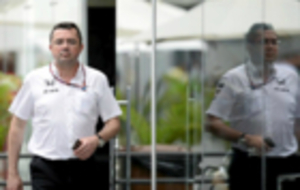Eric Boullier camina por el 'paddock' en el Gran Premio de...