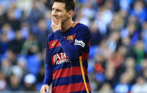 Messi se lamenta ante el Espanyol