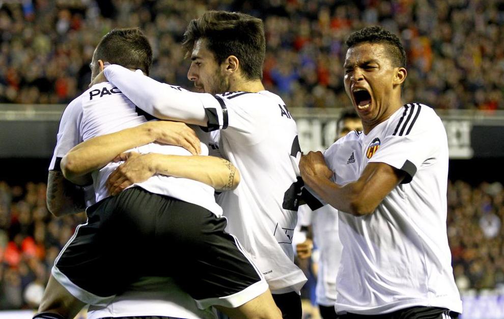 Paco Alccer , Gomes y Danilo celebrando el empate del Valencia