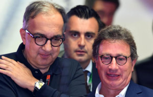 Sergio Marchionne (izquierda), junto a Louis Camilleri, presidente de...