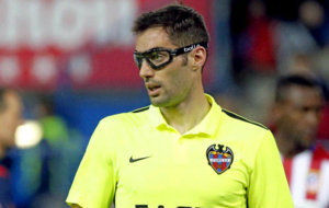 ngel Trujillo (28) con sus gafas de proteccin ocular en el Vicente...