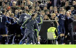 Los jugadores del Madrid celebran el gol de Bale en Mestalla