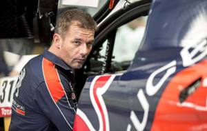 Sebastien Loeb realiza verificaciones en su Peugeot antes de debutar...