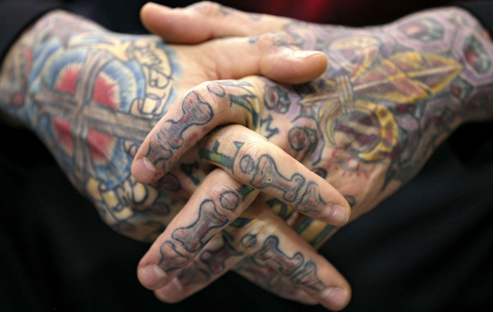 Detalle de las manos tatuadas de Chris Andersen
